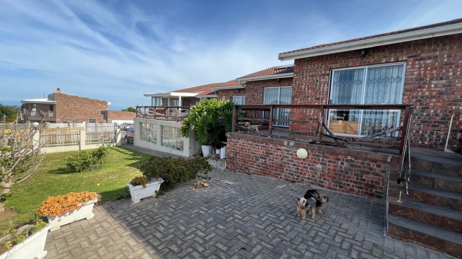 5 Bedroom Property for Sale in Wavecrest Eastern Cape